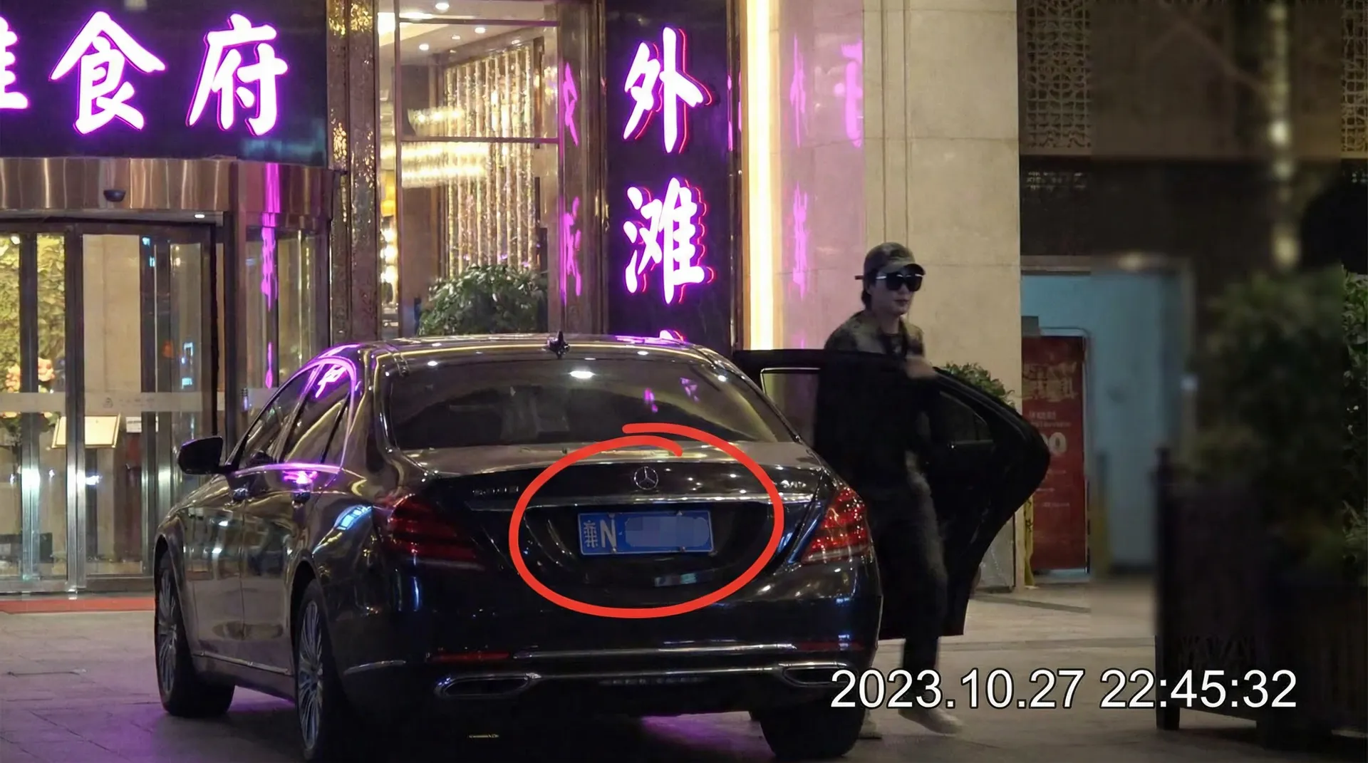 火狐体育网址 - 豪车餐厅外偷拍